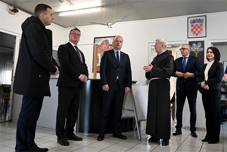 Slika /Ministar Šipić - fotografije/ministar sb7.jpg